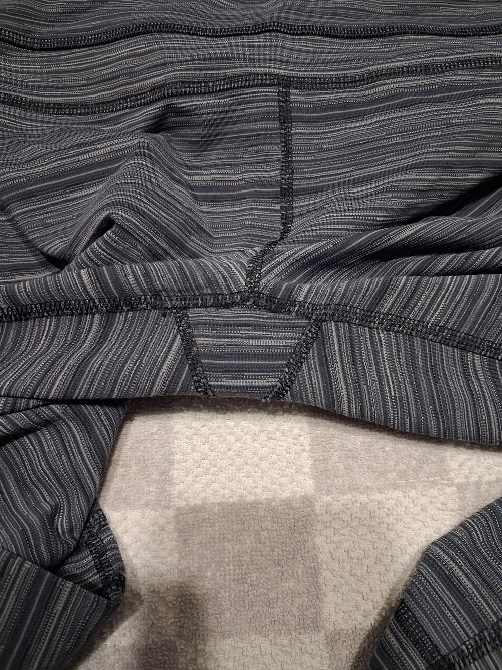 Lululemon Run: Inspire Crop II (Mesh) Size 6 - Picture 6 of 12